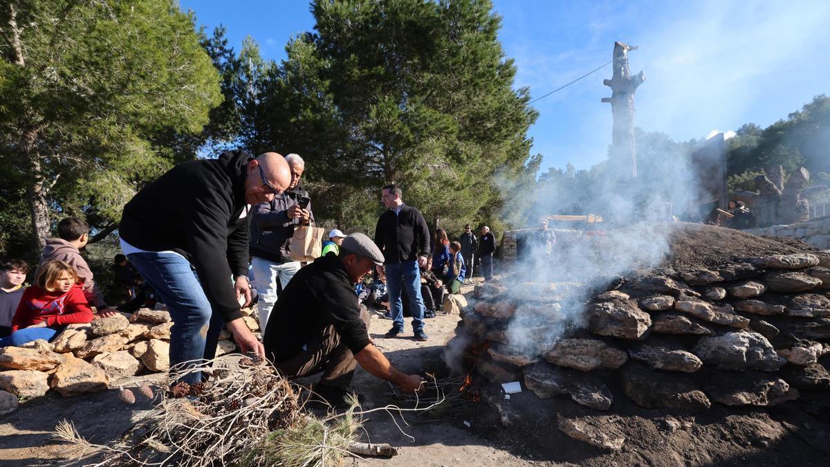 IBIZA. ENCENDIDO DE LA SITJA DEN COCA EN SANTA INES