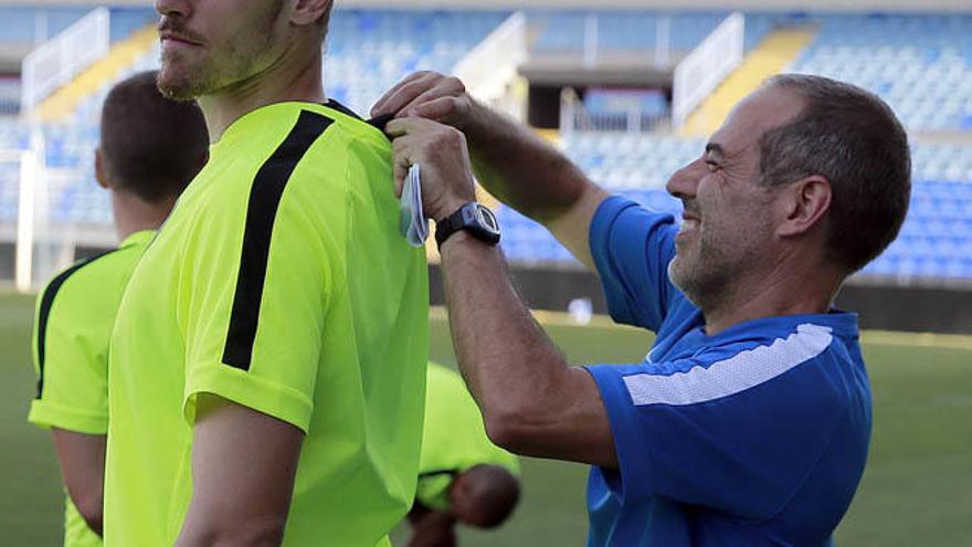 El preparador físico, Enrique Ruiz, acondiciona a Raúl Albentosa para su primer entrenamiento con su nuevo equipo.