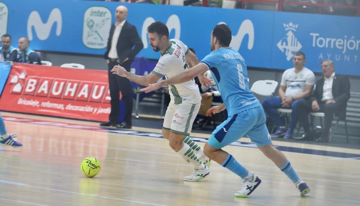 Juanan conduce el balón ante el Movistar Inter.