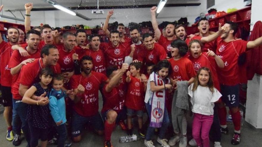 L&#039;Unió Esportiva Olot celebra ser campions de Tercera Divisió