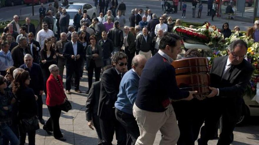 Asistentes, ayer, al funeral por Tino González en la iglesia de Santo Tomás de Cantorbery.