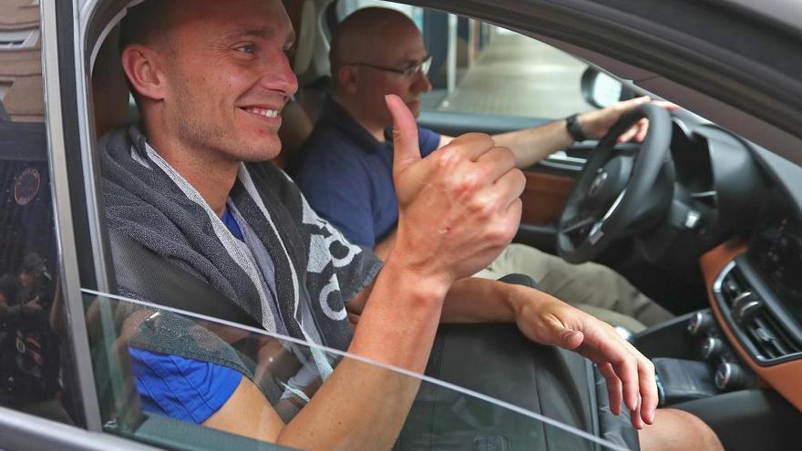 Jasper Cillessen, muy sonriente, a la salida de la clínica en la que pasó la revisión médica previa a su fichaje.