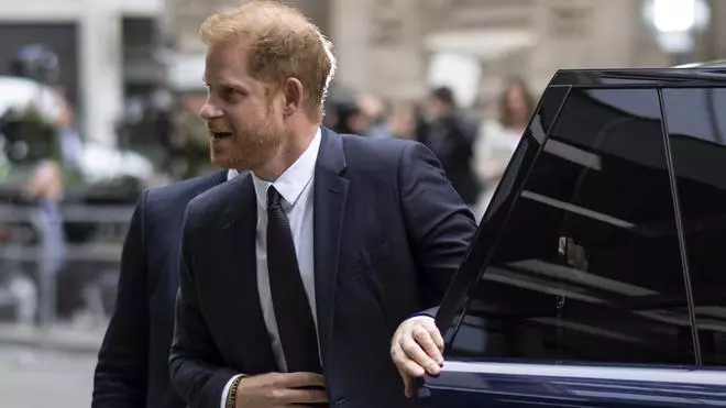 El príncipe Enrique testifica en Londres en el caso de los tabloides