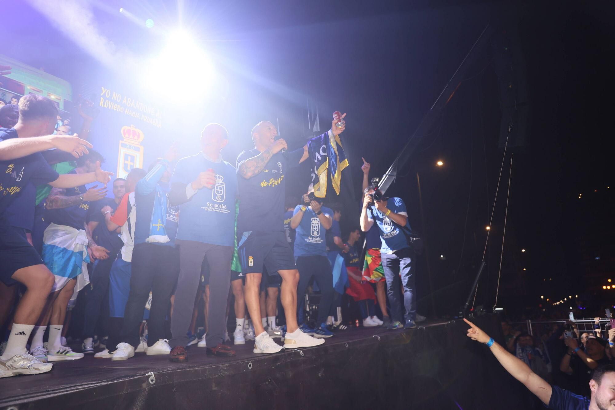 Así se celebró el ascenso del Oviedo a Primera: la afición estalla en una noche histórica