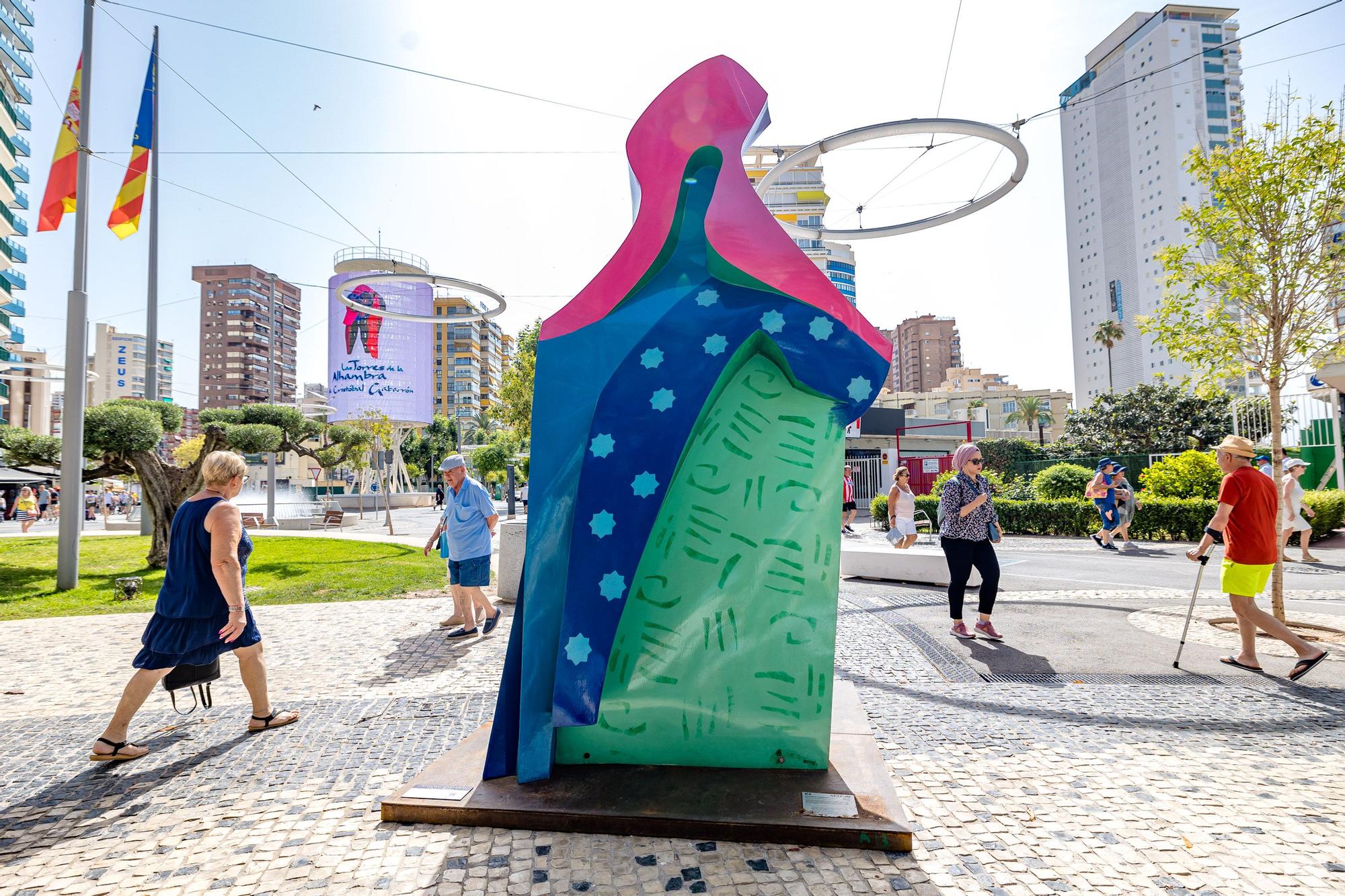 La ciudad acoge 16 esculturas de gran formato del artista Cristóbal Gabarrón, inspiradas en el palacio granadino, que se expondrán gracias a la colaboración entre el Ayuntamiento y la Ciutat de les Arts i les Ciències. Se podrán visitar hasta el 31 de enero de 2023