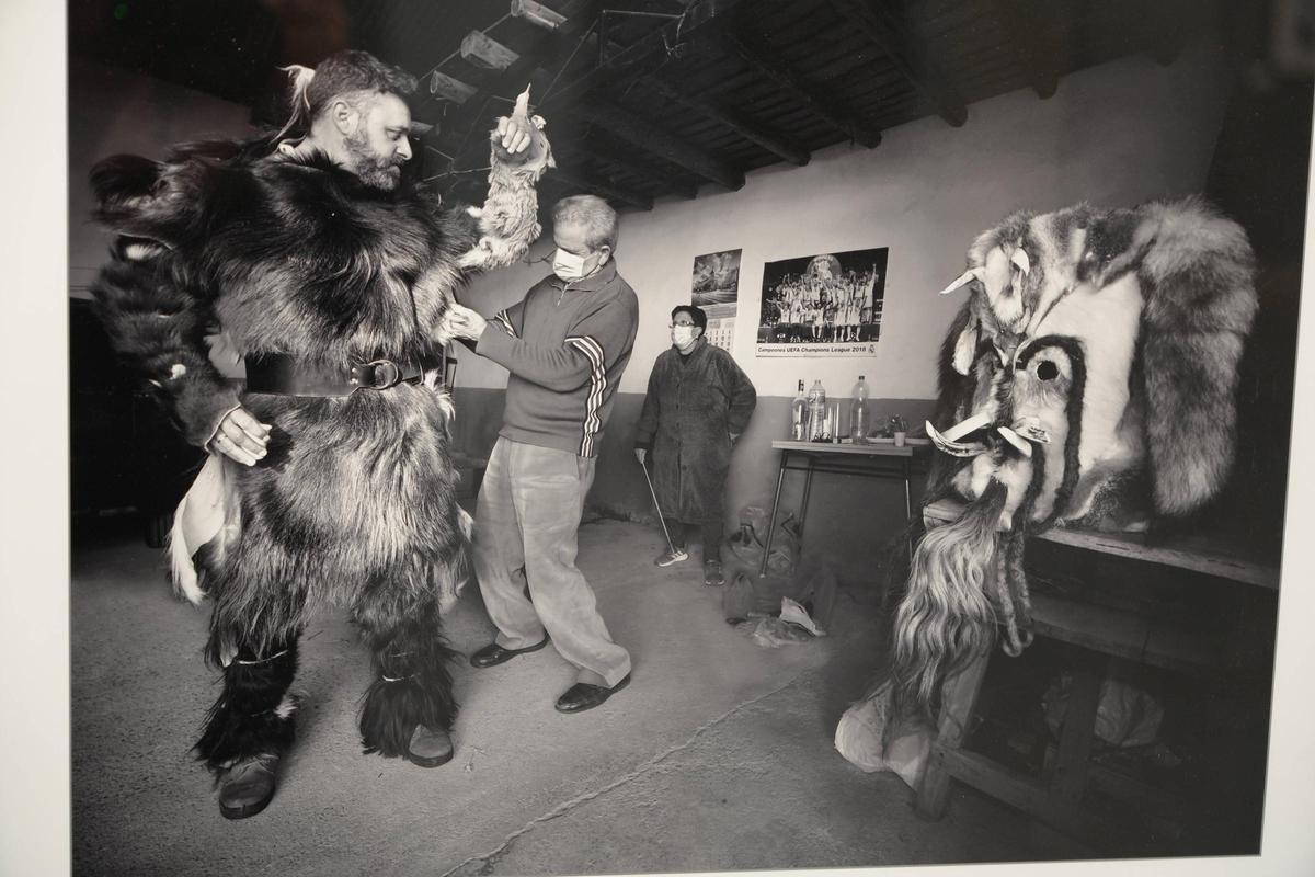Fotografía del ritual de vestimenta de una carantoña en la población cacereña de Acehúche.