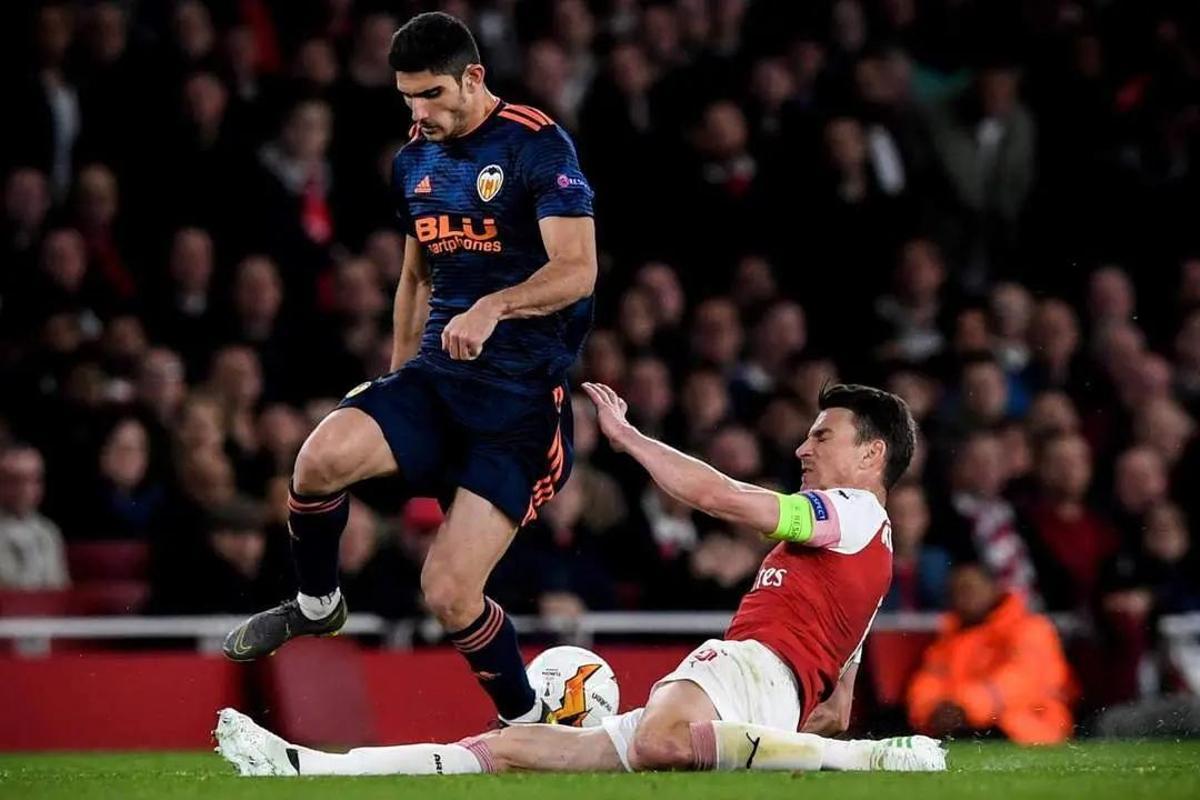 Laurent Koscielny le arrebata el balón a Gonçalo Guedes en la ida de semifinales de la Liga Europa en mayo de 2019