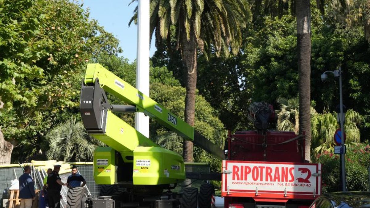 Operaris instal·lant l'asta aquest dimarts a les portes del Parlament