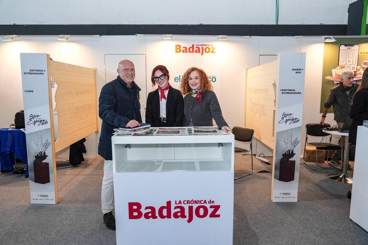Stand de La Crónica de Badajoz en la feria, con Paco Alegre y Macarena Robles.