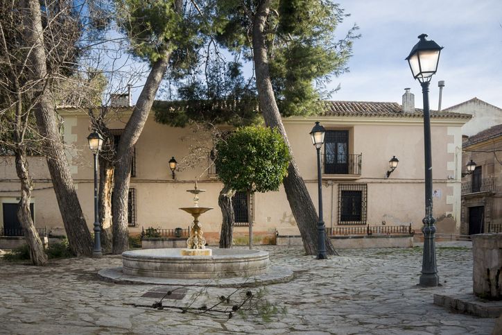 Descubre rincones con encanto en Almansa, como la plaza de San Agustín.