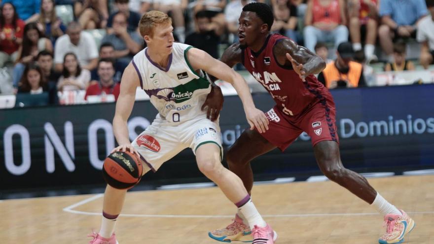 Dylan Ennis defiende a Alberto Díaz en el UCAM-Unicaja de la Supercopa. | JUAN CARLOS CAVAL