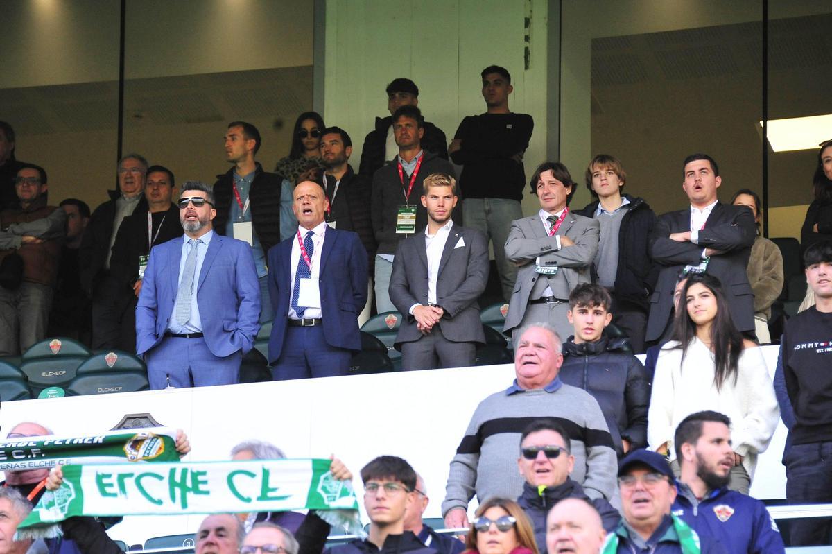 Cristian Bragarni, en el palco, junto al presidente Joaquín Buitrago, y el director general, Pedro Schinocca, durante el partido del pasado domingo, contra el Amorebieta