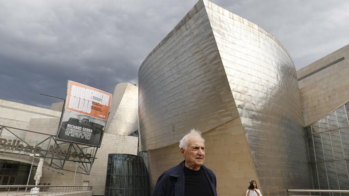 El arquitecto Frank Gehry posa ante el Museo Guggenheim Bilbao para conmemorar el aniversario de la obra que creó hace 25 años.