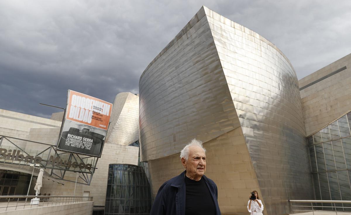 -FOTODELDIA- GRAFCAV1592. BILBAO, 17/10/2022.- El arquitecto Frank Gehry posa ante el Museo Guggenheim Bilbao para conmemorar el aniversario de la obra que creó hace 25 años. El artista canadiense se ha desplazado hasta la capital vizcaína para asistir a los actos del 25 aniversario de una de sus obras emblemáticas, inaugurada el 18 de octubre de 1997, en la que este martes será presentada la exposición "Secciones/Intersecciones. 25 Años de la Colección del Museo", que ocupa todas las salas del centro. EFE/Luis Tejido