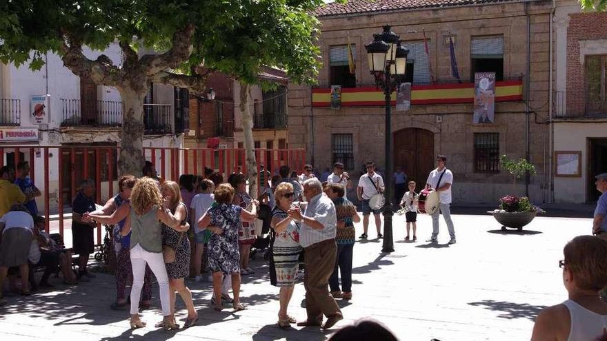 Un grupo de saucanos bailan en la plaza del pueblo con motivo de &quot;La Mariseca&quot;.