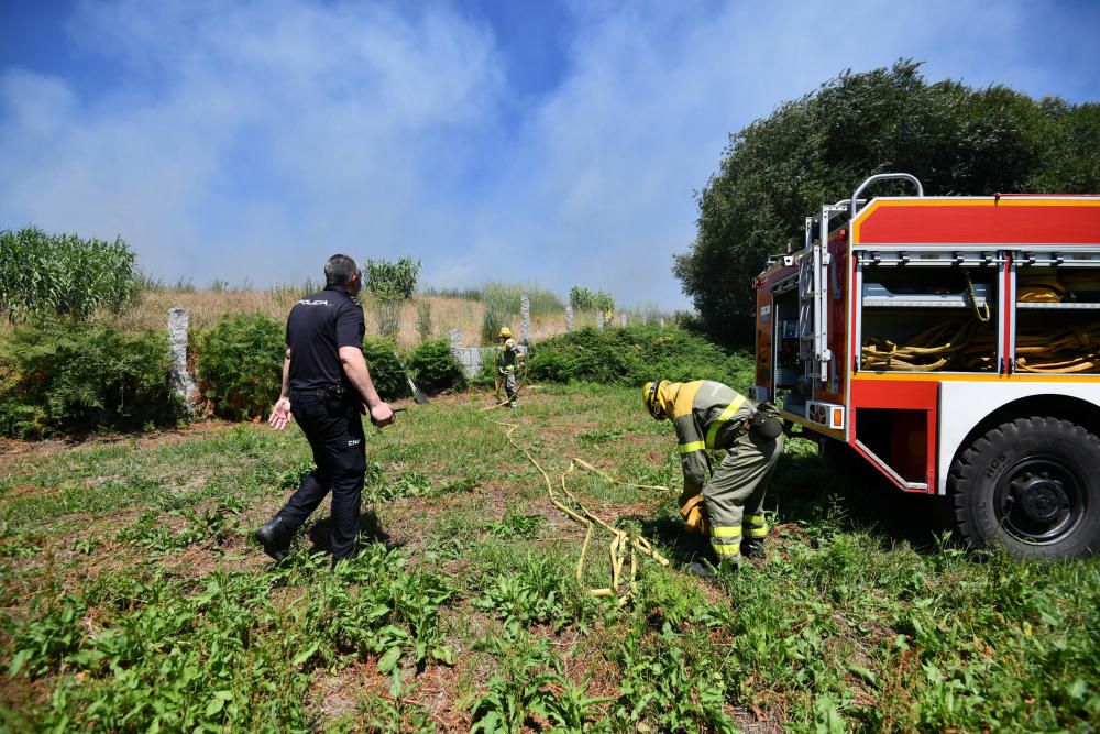 Despliegue contra un incendio cerca de casas en Lérez, Pontevedra