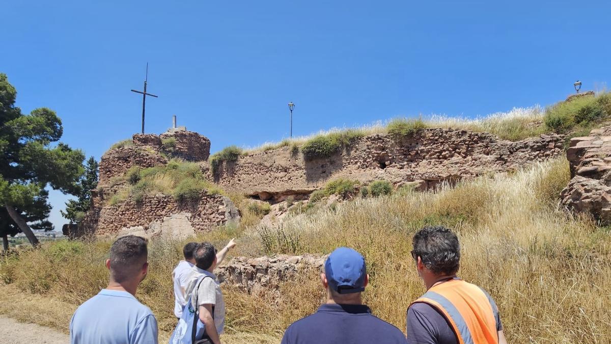 El alcalde, Marc Oriola, y el equipo de profesonales visitan la zona donde comenzarán los trabajos.