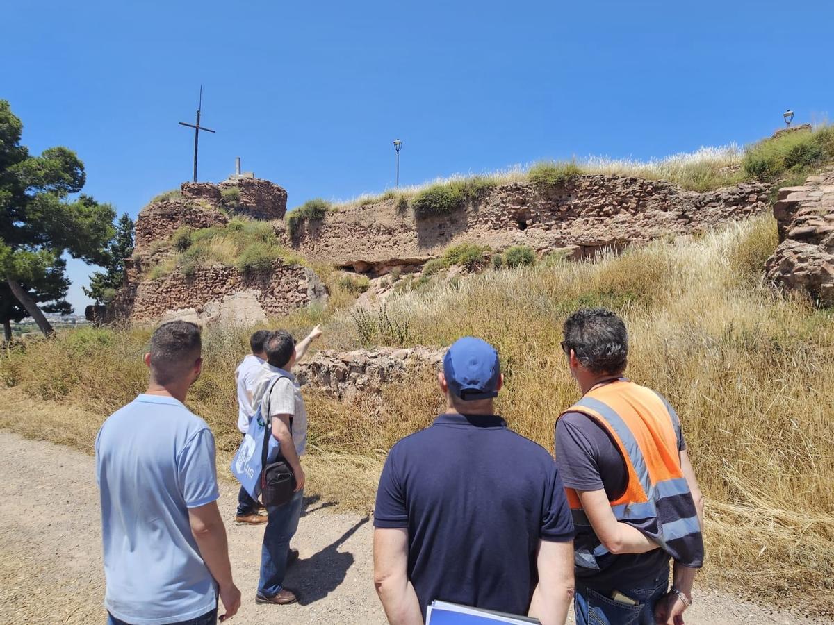 El alcalde, Marc Oriola, y el equipo de profesonales visitan la zona donde comenzarán los trabajos.