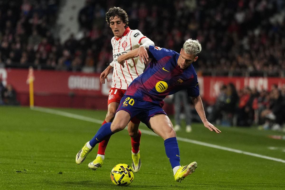 Dani Olmo trata de jugar un balón ante Bryan Gil.