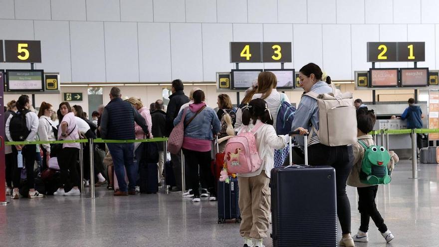 El aeropuerto de Santiago se reactiva con el estreno de las rutas a Nueva York, Cork y Ámsterdam