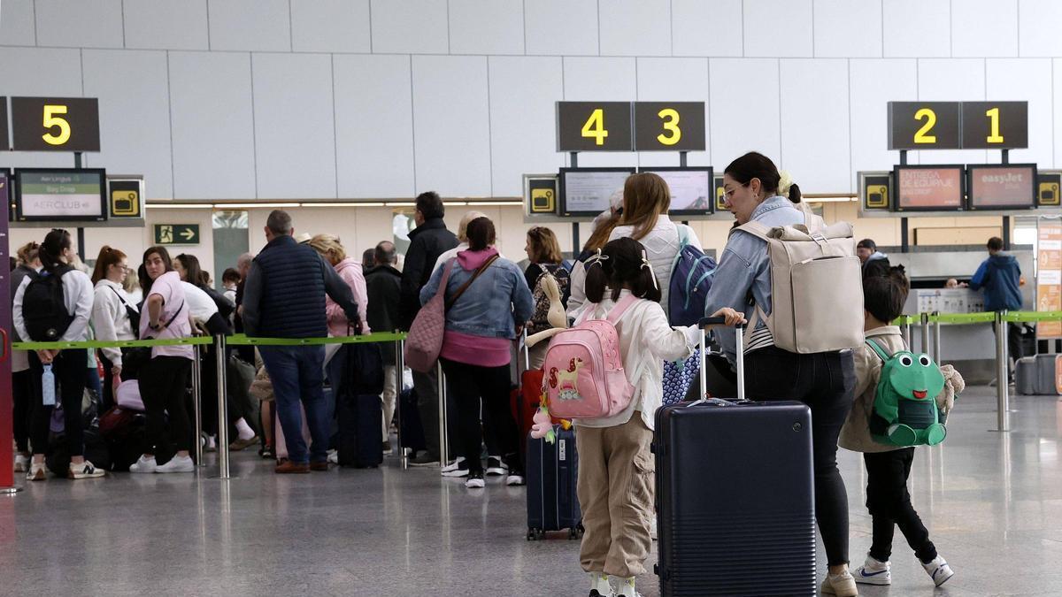 Colas en los mostradores de facturación del aeropuerto de Santiago en una jornada anterior al cierre por obras