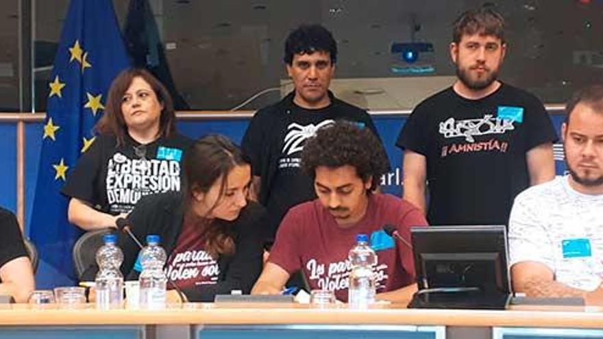 Los portavoces del grupo de apoyo a Valtonyc (centro) en la Eurocámara llegados desde Mallorca y acompañados entre otros del también rapero Pablo Hasél (derecha).
