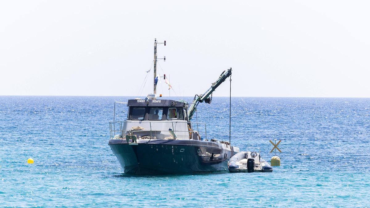 Imagen del barco grúa, este martes, durante la instalación de las bombas de recirculación de agua en Cala Llonga.