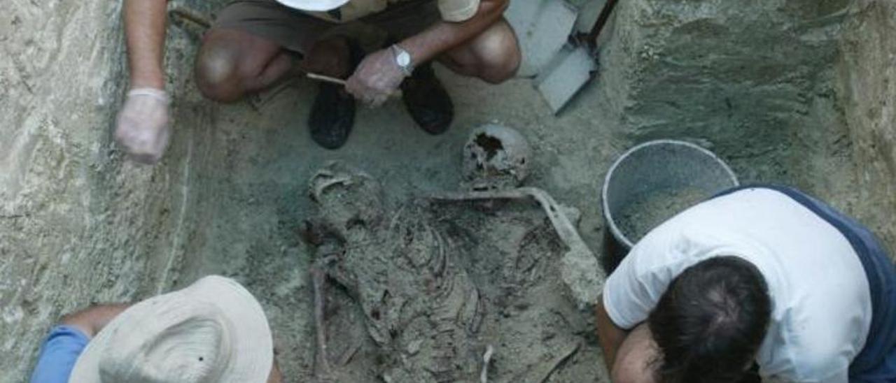 Exhumación de una fosa en Benegiles.