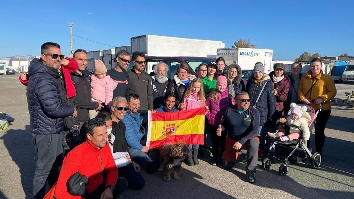 Bomberos con las familias de refugiados ucranianos llegados a Málaga.