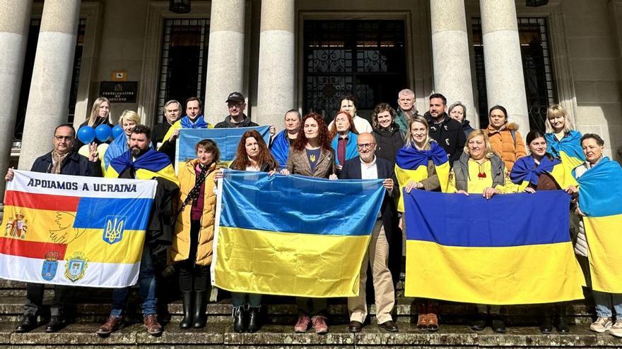 Los refugiados ucranianos de Pontevedra ayer ante la Subdelegación del Gobierno.