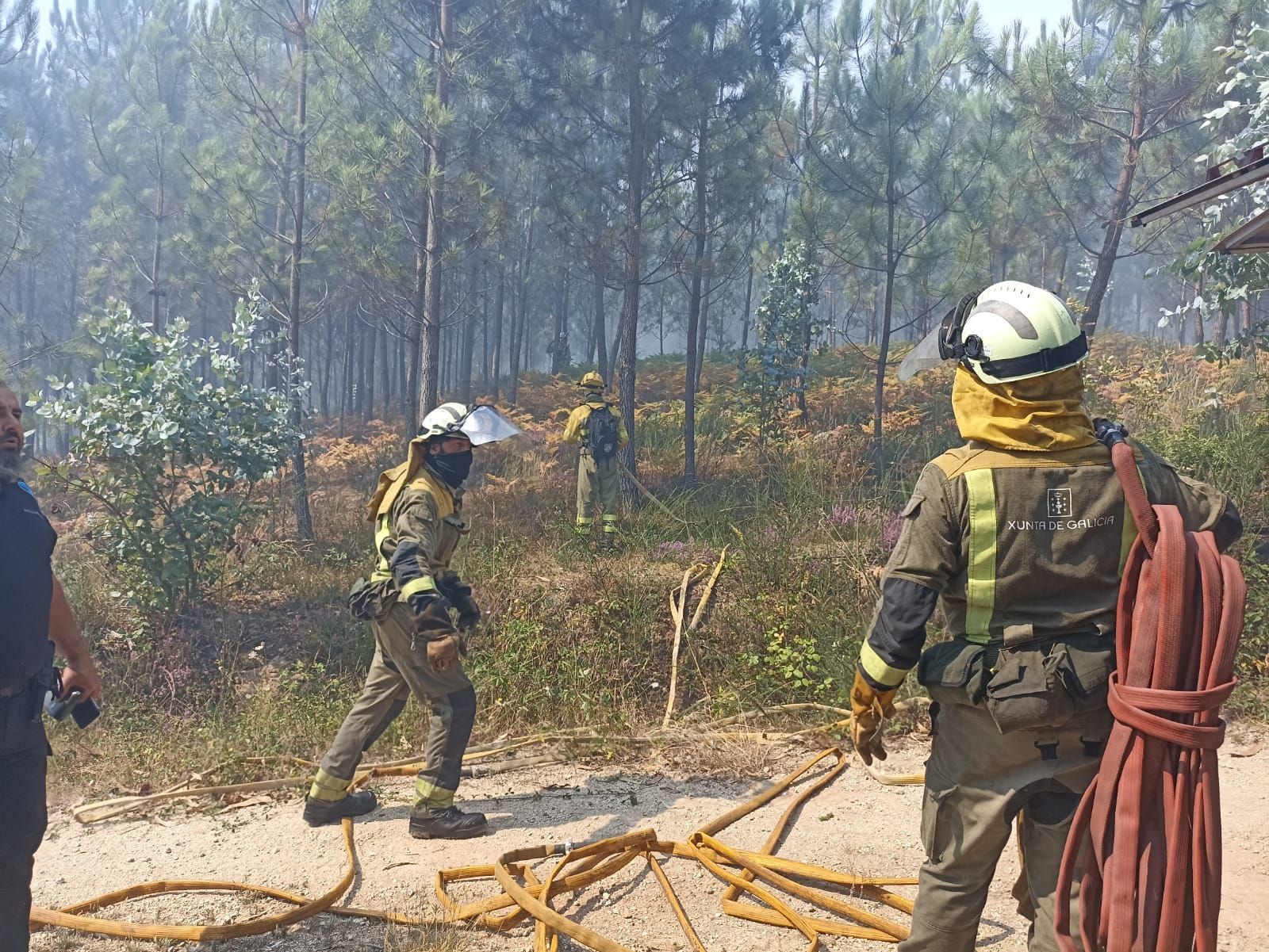 Jornada de humo y cenizas en Arousa con hasta cuatro focos activos