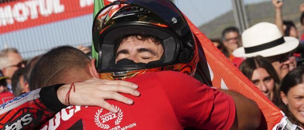 ’Pecco’ Bagnaia (Ducati) se abraza a un miembro de su equipo tras conquistar el título de MotoGP.