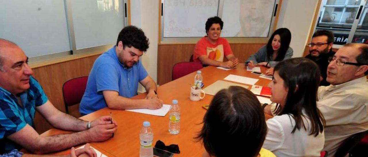 Imagen de archivo de una anterior reunión de la ejecutiva local del PSOE de Vilagarcía de Arousa. // Iñaki Abella