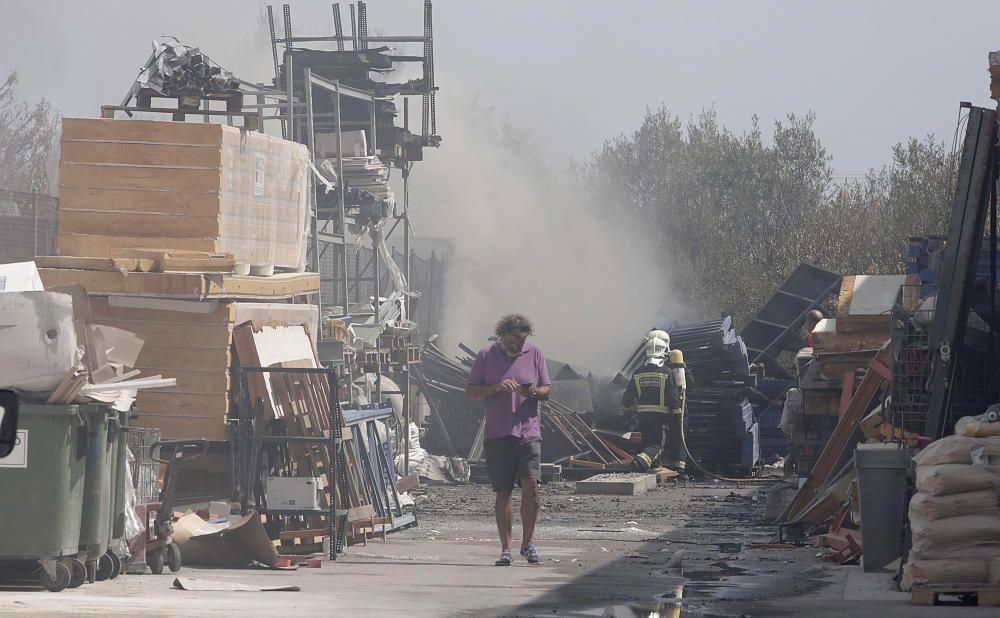 Extinguido el incendio en una nave del polígono Son Llaüt