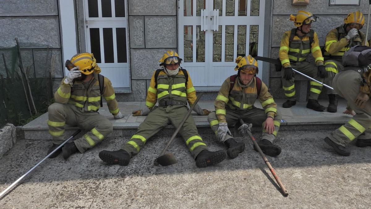 Los agentes forestales, víctimas también del calor, durante el incendio en Melón. |   // F. CASANOVA