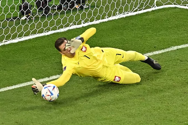 Wojciech Szczesny: El guardameta polaco es el gran argumento de su selección para estar en los octavos. Con dos penaltis parados ha sido clave para que su selección hiciera valer el gol average para estar en octavos