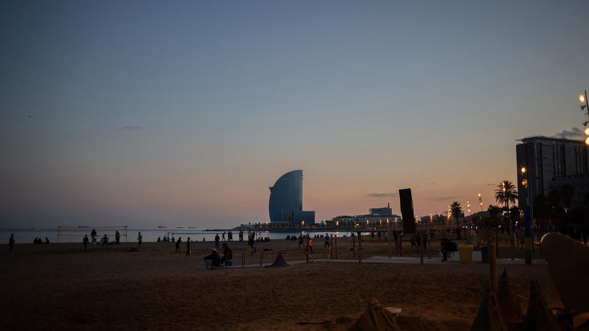 El Hotel W Barcelona y la playa de Barcelona.