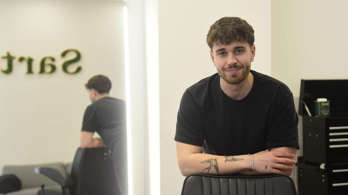 El barbero de Arteixo que levantó su propio negocio con 19 años: "Lo importante es formarse y tratar bien a la gente"
