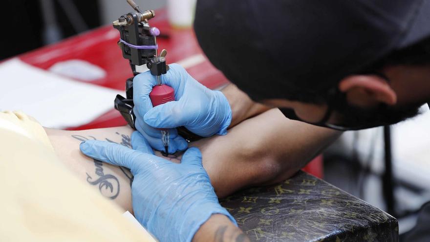 Cuidado con tatuarte a color en España