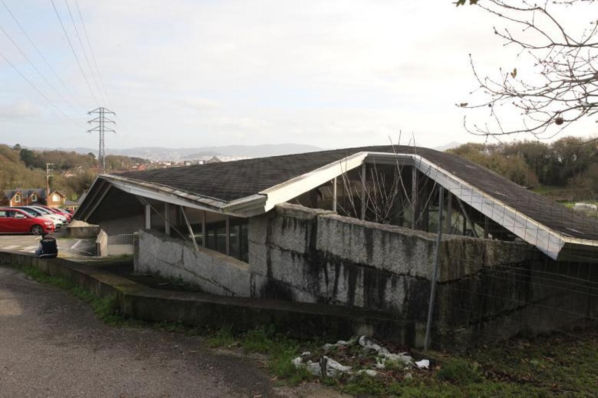 Exterior de las instalaciones de la piscina cubierta municipal de Cangas, “A Balea”.   | // S.Á.