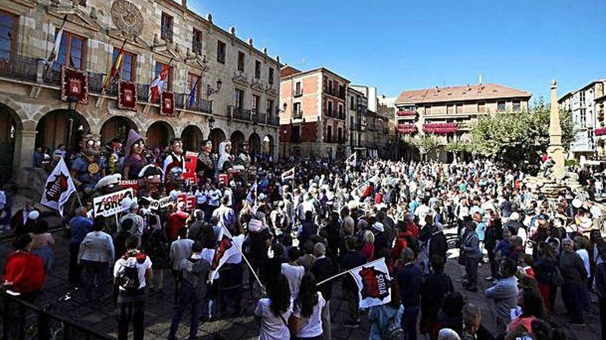 Medio millar de personas secundaban en la plaza Mayor de Soria el paro convocado por la &quot;España Vaciada&quot;.