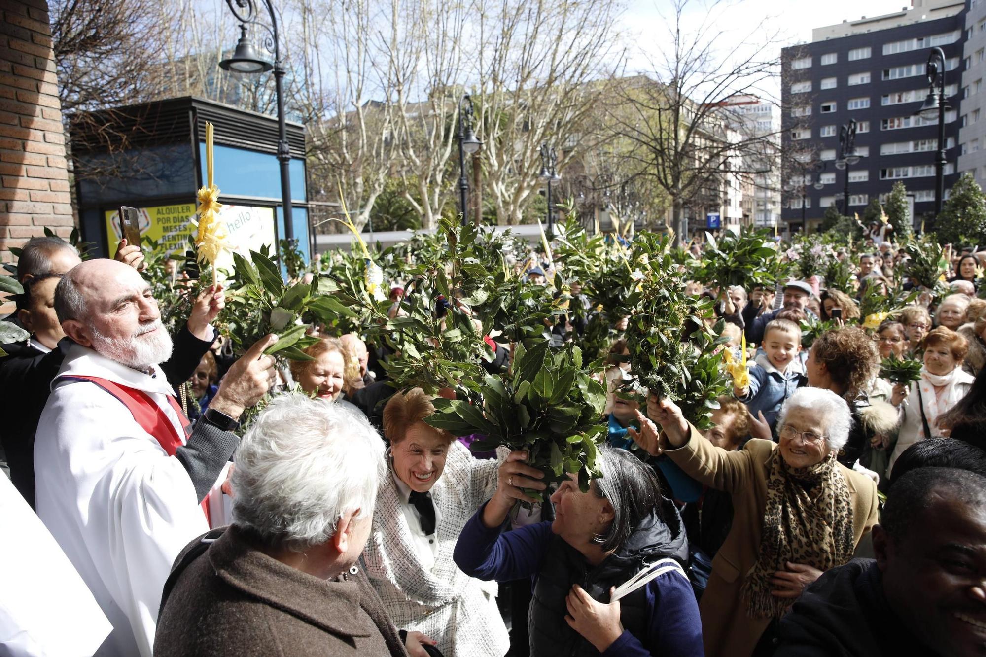 EN IMÁGENES: Gijón procesiona para celebrar el Domingo de Ramos