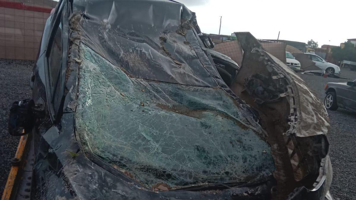 Así quedaron los coches afectados por la caída de un muro en el centro comercial Anexo II