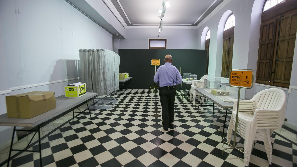 Preparativos de un colegio electoral en Alicante para las municipales de 2019.