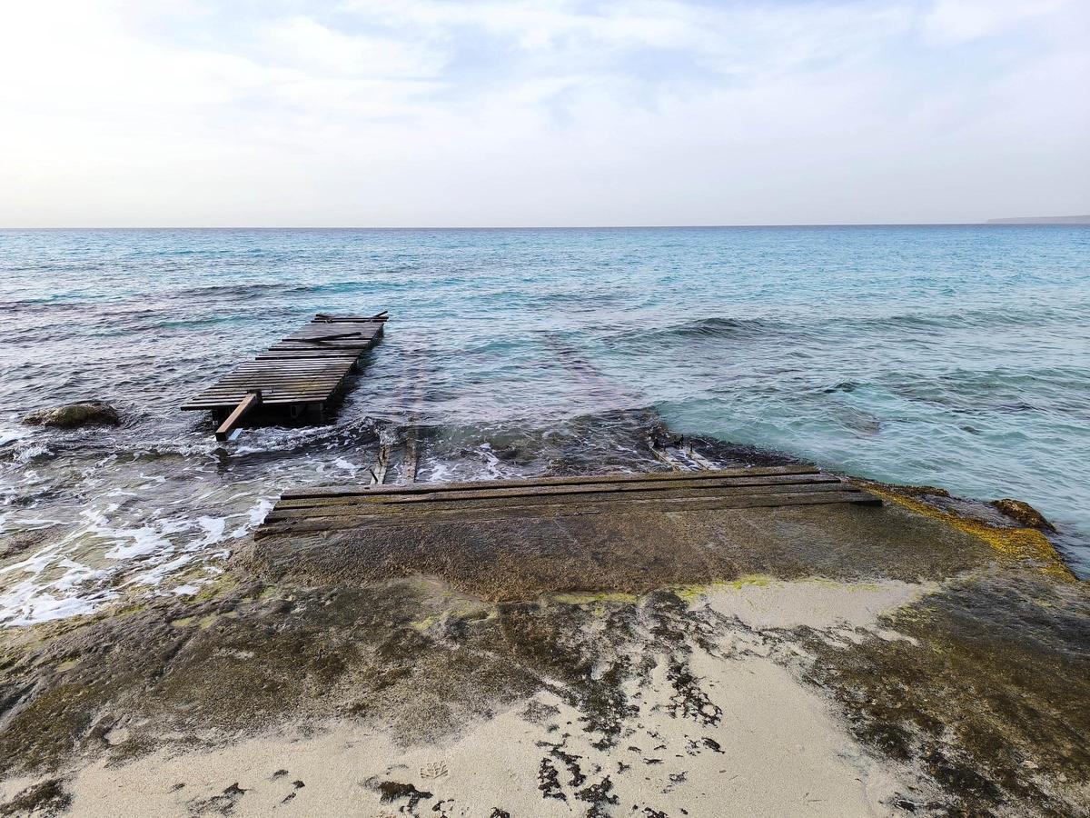 La rampa de Migjorn ha desaparecido completamente y solo queda un trozo del muelle adicional construido junto a ella