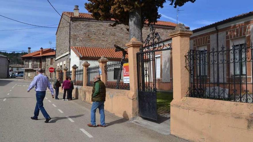 Exteriores del consultorio médico de Villardeciervos.