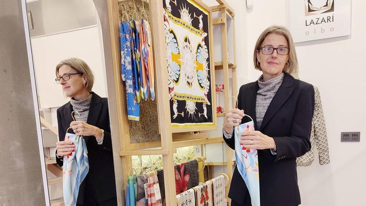 Alba Lazarí, en su tienda en Cangas.