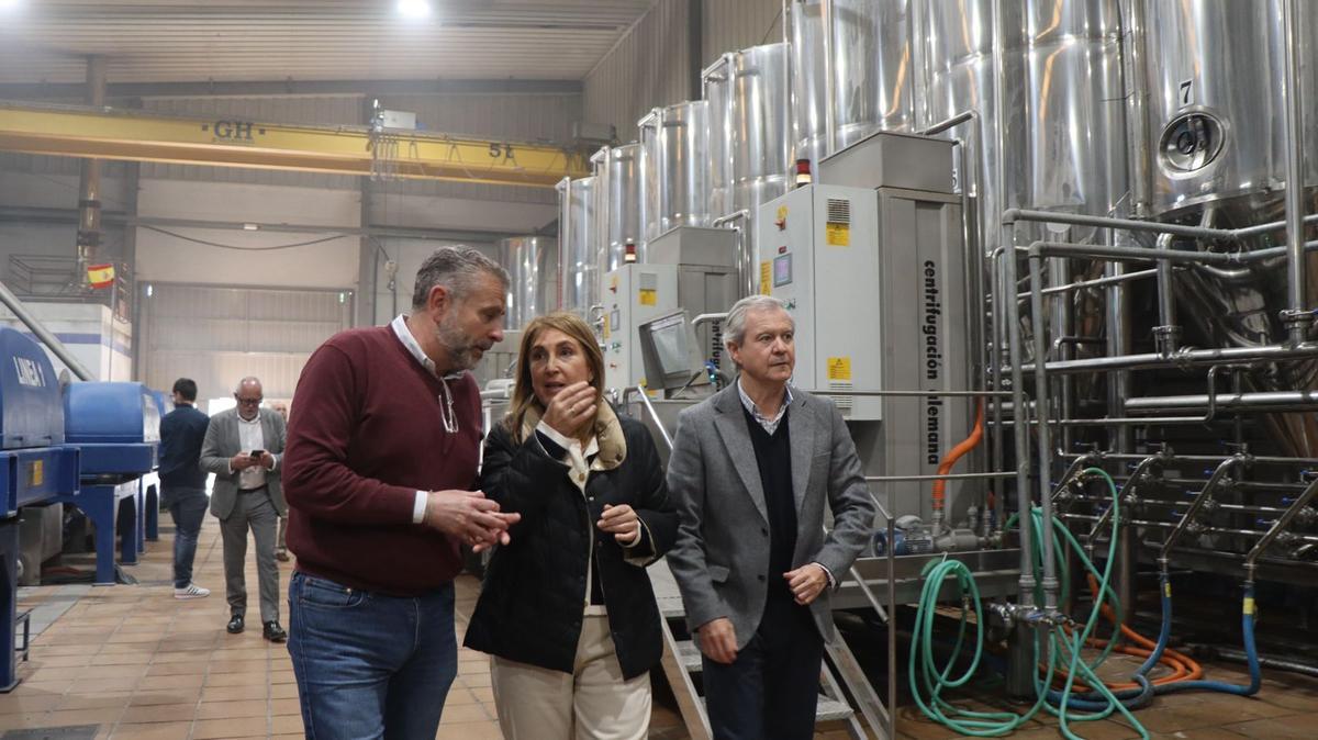 Ana López, con Bernardo Muñoz y Antonio Aguilera, durante su visita a la cooperativa Nuestra Señora de Araceli.