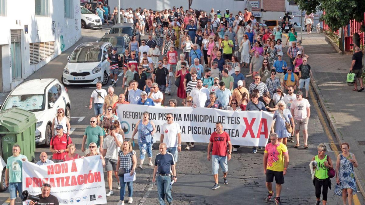Marcha para manifestarse por los gimnasios. Decenas de personas se manifestaron ayer para denunciar la situación de las instalaciones deportivas. La protesta convocada por la FAVEC contó con el apoyo de diez entidades ante la «privatización» de las mismas al tiempo que exigían una gestión pública y «de calidad». El recorrido de la misma partió del gimnasio del Carmen y finalizó en el pabellón de O Berbés. La moción del BNG sobre esta materia fue rechazada en el pleno por los votos del PSOE. Abel Caballero ratificó a Manel Fernández como «el mejor concejal de Deportes de la historia» y avanzó que continuaría hasta 2031
