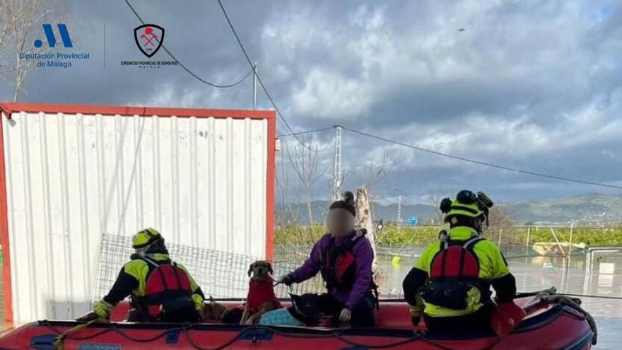 Rescate de trabajadores atrapados por la lluvia en Casares
